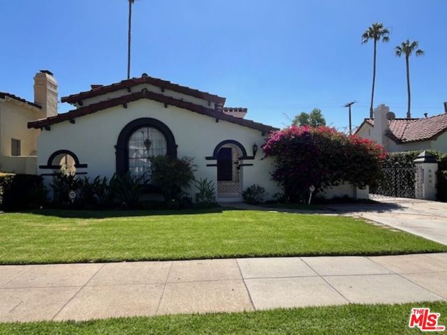 168 N DOHENY Drive, Beverly Hills CA: https://media.crmls.org/mediaz/955cee92-dd4e-4f34-b712-d01e30b077dd.jpg