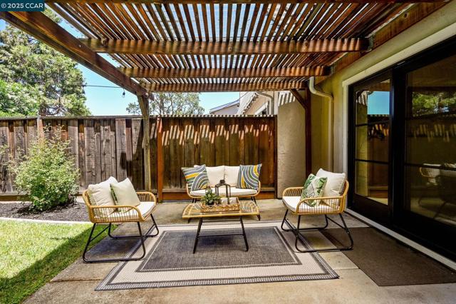 2120 Shady Creek Pl, Danville CA: https://media.crmls.org/mediaz/955d88c2-1314-4474-8735-2302f2607f68.jpg