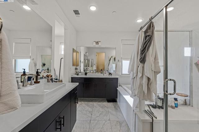 2683 5Th St, Alameda CA: https://media.crmls.org/mediaz/955d89d6-0923-4d46-a707-8653ee34c602.jpg