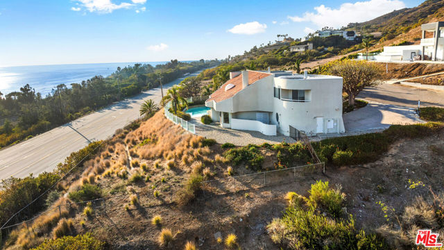 32215 Pacific Coast Highway, Malibu CA: https://media.crmls.org/mediaz/956034d2-3ead-4a38-a7bb-7e1c671c08ca.jpg