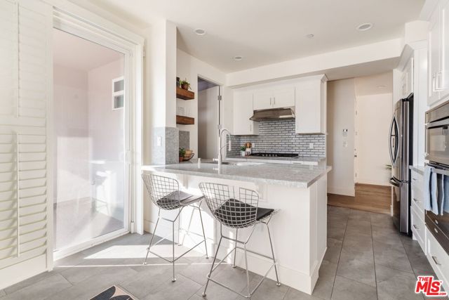 4925 Wilshire Boulevard, Los Angeles CA: https://media.crmls.org/mediaz/9560636c-85dc-48b8-b8d2-a1d3cf2bab72.jpg