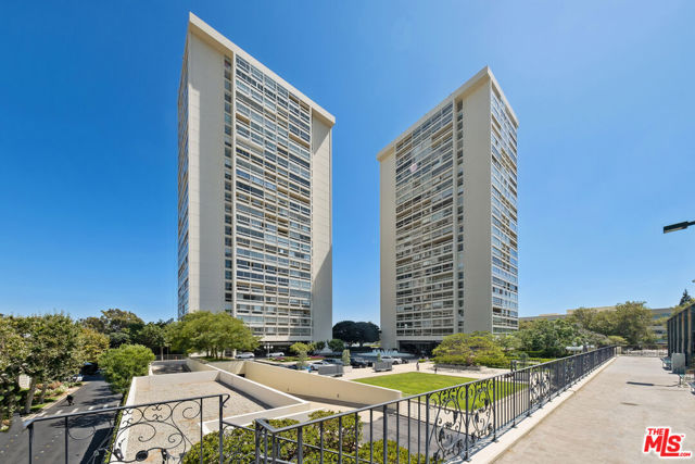 2220 Avenue Of The Stars, Los Angeles CA: https://media.crmls.org/mediaz/9560f8bc-39f6-414e-bdc9-1ed859129546.jpg