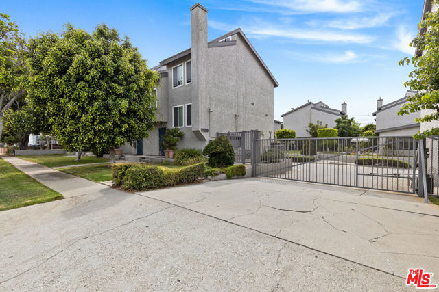 15305 S Berendo Avenue, Gardena CA: https://media.crmls.org/mediaz/95610b52-44fc-4e10-97fb-296e6a5e84b6.jpg