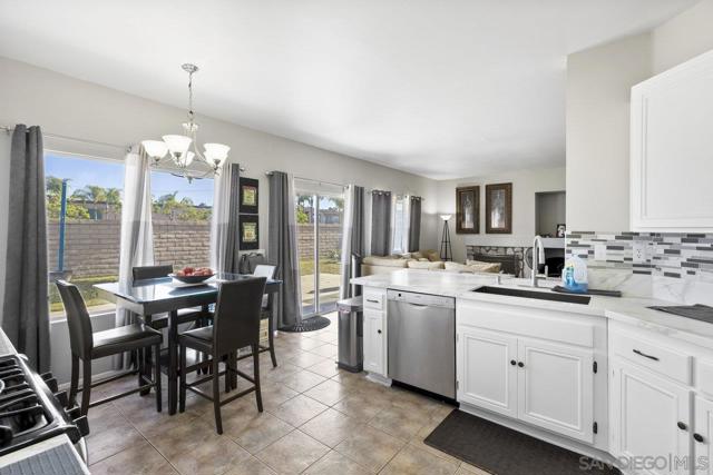 4425 Arbor Cove Cir, Oceanside CA: https://media.crmls.org/mediaz/956167a3-2dc6-4aaf-ab0f-8b809048f0b9.jpg
