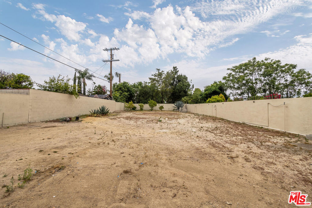 https://media.crmls.org/mediaz/9561c27d-6d52-49a8-ba64-dae76c0e1186.jpg?preset=X-Large