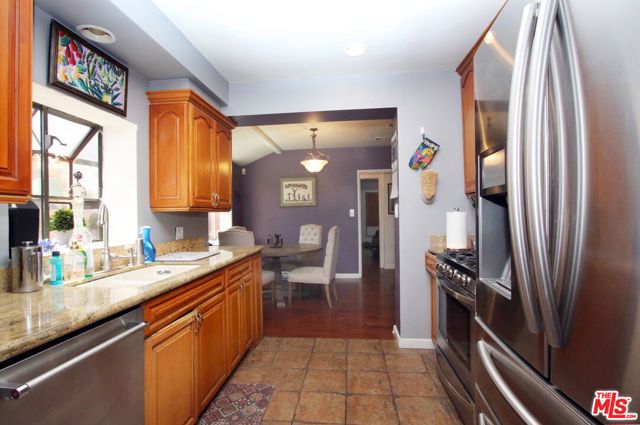 1807 Cochran Place, Los Angeles CA: https://media.crmls.org/mediaz/9562b6bc-521c-44df-9d03-62b651cfdfa8.jpg