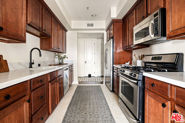1023 Wilcox Avenue, Los Angeles CA: https://media.crmls.org/mediaz/9562d659-8fb9-4c72-af3a-b23345f31049.jpg