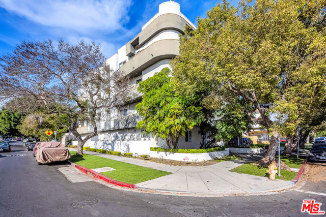 1481 S Shenandoah Street, Los Angeles CA: https://media.crmls.org/mediaz/95630ff1-040f-4dfd-a52b-32fd3e1843b8.jpg