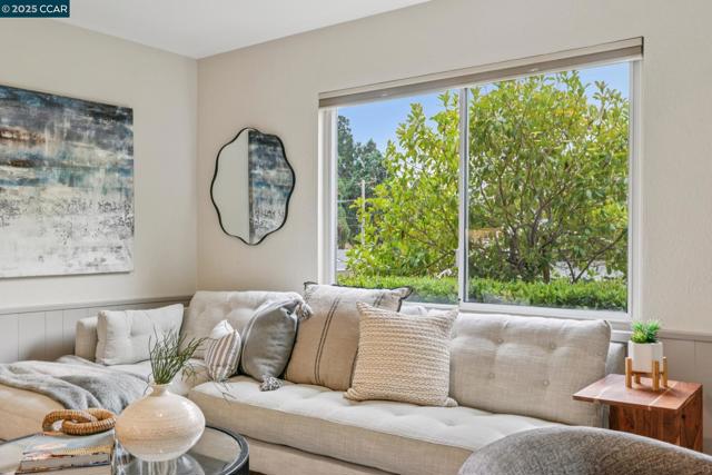 8 Southwaite Ct, Orinda CA: https://media.crmls.org/mediaz/95636bae-c137-46be-87dc-2232ca5dc7fa.jpg