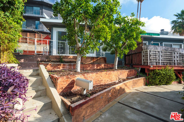 6915 Paseo Del Serra, Los Angeles CA: https://media.crmls.org/mediaz/95637f88-b615-4761-9b17-368be41942d3.jpg