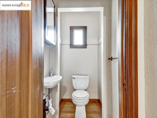 4211 Market St, Oakland CA: https://media.crmls.org/mediaz/95641182-6d37-4637-837e-bf5ec0f69d7c.jpg