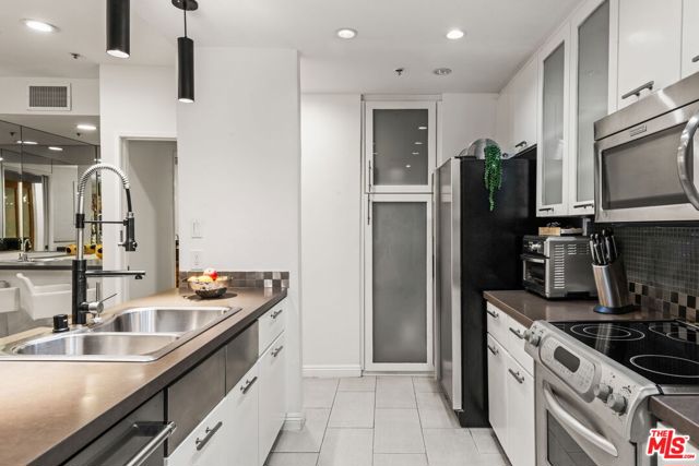 1201 Larrabee Street, West Hollywood CA: https://media.crmls.org/mediaz/95659d80-fa0e-40df-bab2-f22a9b059124.jpg