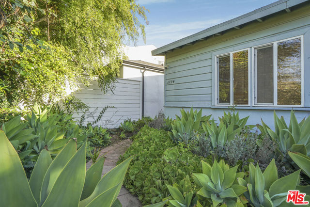 3734 Sawtelle Boulevard, Los Angeles CA: https://media.crmls.org/mediaz/9567b0b7-8382-46c4-a8c0-514a5d55aced.jpg
