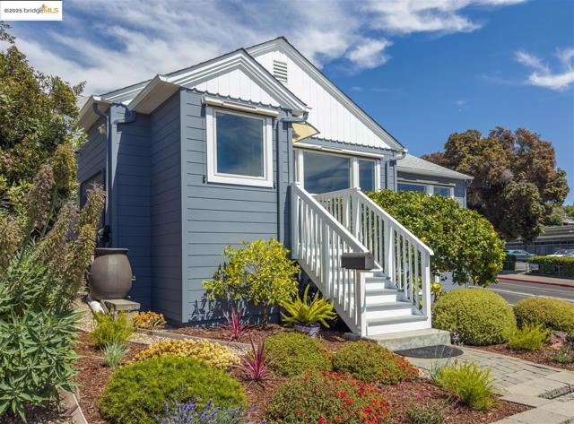 1000 Navellier St, El Cerrito CA: https://media.crmls.org/mediaz/956864ab-4259-4b81-b44a-8458d16c3259.jpg