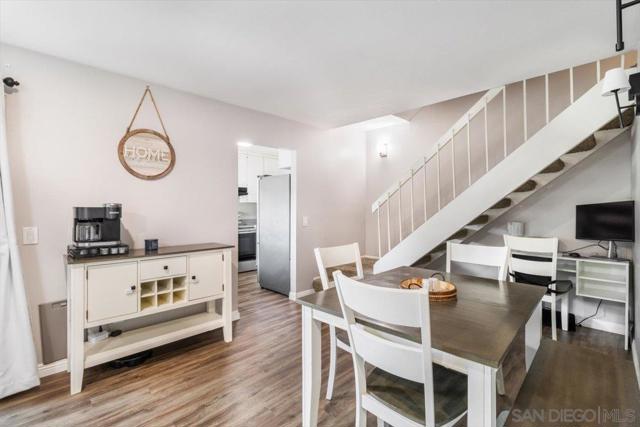 220 Eveningside Gln, Escondido CA: https://media.crmls.org/mediaz/9568bf28-7a8d-4b61-90a7-7d2c6ae4574c.jpg