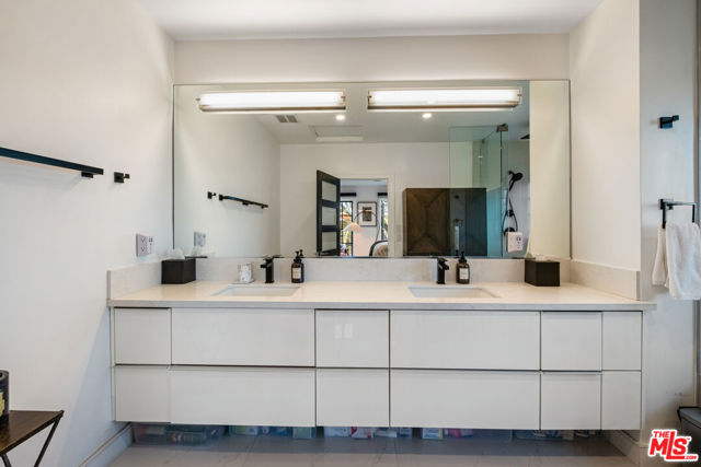 6801 Iris Circle, Los Angeles CA: https://media.crmls.org/mediaz/9568c82b-4bb1-4c23-93f9-85a0b3864da4.jpg
