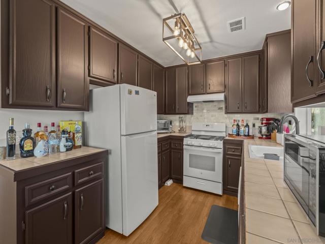 406 408 & 408B E Ave, Coronado CA: https://media.crmls.org/mediaz/956966d3-3414-4cd4-aa7e-0e919a1732be.jpg