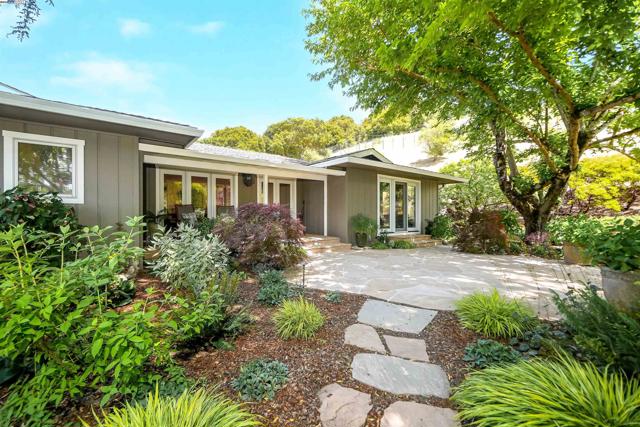8700 Oak Tree Ln, Castro Valley CA: https://media.crmls.org/mediaz/95696dfe-2197-4209-9138-b0ca5b368f76.jpg