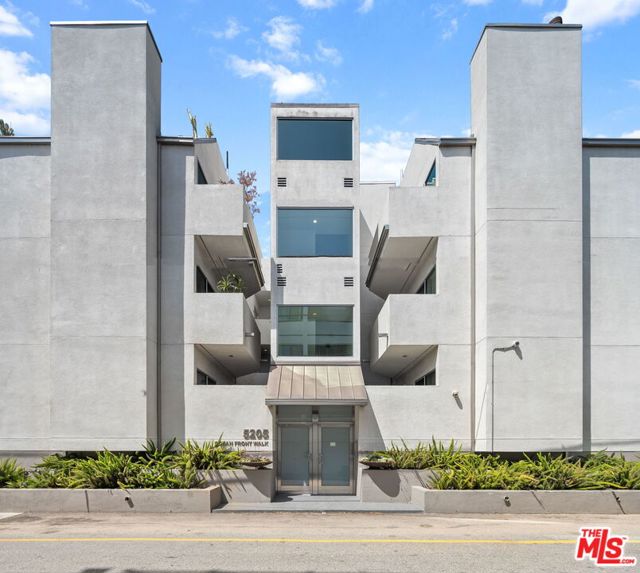 5205 Ocean Front Walk, Marina del Rey CA: https://media.crmls.org/mediaz/9569980d-1b91-45a1-87cd-045a43ff1caf.jpg