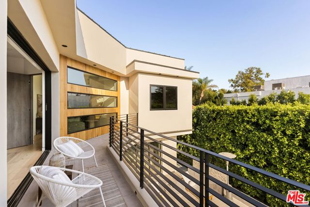 425 N Alfred Street, Los Angeles CA: https://media.crmls.org/mediaz/956a64b4-dd79-4ff3-869c-e30b647ddfad.jpg