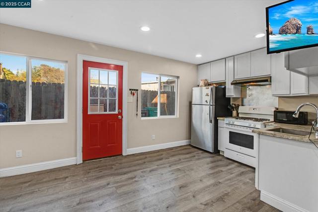 2027 83Rd Ave, Oakland CA: https://media.crmls.org/mediaz/956b02a7-d300-4a20-a298-52ac327aba47.jpg