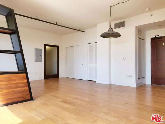 460 S Spring Street, Los Angeles CA: https://media.crmls.org/mediaz/956b48a9-2602-40a9-9310-56005a119cd0.jpg