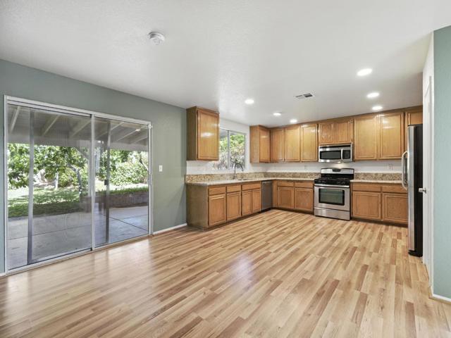 44131 Sunmist Court, Lancaster CA: https://media.crmls.org/mediaz/956b562c-0451-4e37-bc90-24f89be2bef7.jpg