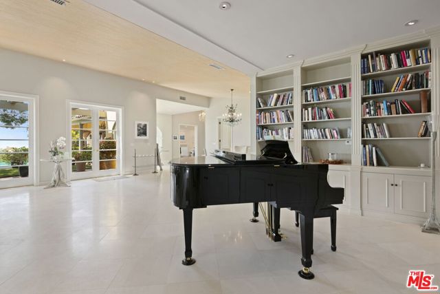 1634 Gilcrest Drive, Beverly Hills CA: https://media.crmls.org/mediaz/956b8bdf-7d33-4747-a285-6fe1486d19f2.jpg