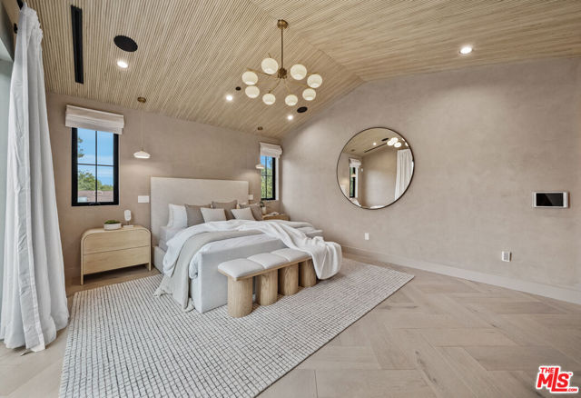 11317 Valley Spring Lane, Studio City CA: https://media.crmls.org/mediaz/956c92e0-21bd-4cee-9ce5-ceb40087c06d.jpg