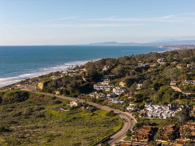 12994 Via Esperia, Del Mar CA: https://media.crmls.org/mediaz/956d0320-574b-4fad-83fc-0c24a10cd5d4.jpg