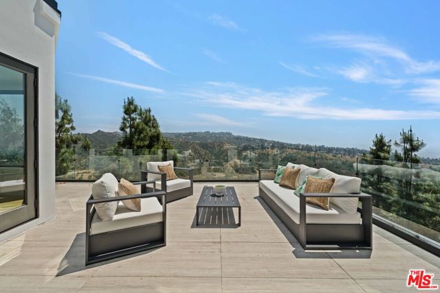 1648 Summitridge, Beverly Hills CA: https://media.crmls.org/mediaz/956d1327-b36a-4a44-9631-86f6b7ddb912.jpg