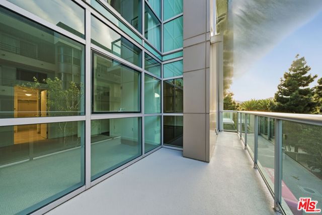 13700 Marina Pointe Drive, Marina del Rey CA: https://media.crmls.org/mediaz/956ef43b-508c-4219-bc4f-f67272b30cad.jpg