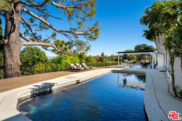 19536 Wells Drive, Tarzana CA: https://media.crmls.org/mediaz/956f2001-f194-4f8a-995a-4dcc4728f9dd.jpg