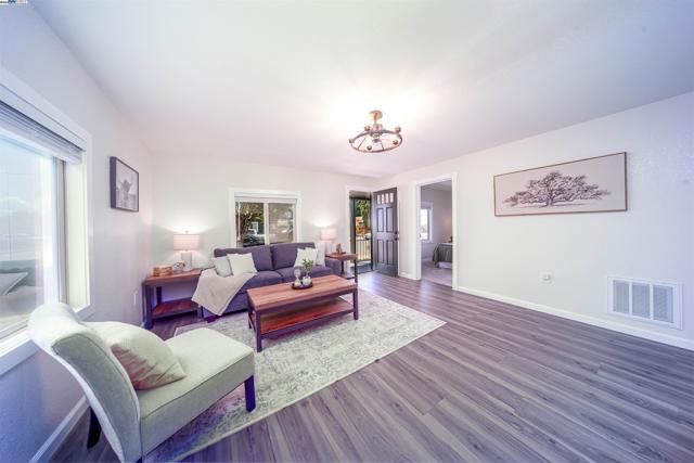 33972 10Th St, Union City CA: https://media.crmls.org/mediaz/957205be-2b83-42be-bb36-f848988a20e8.jpg