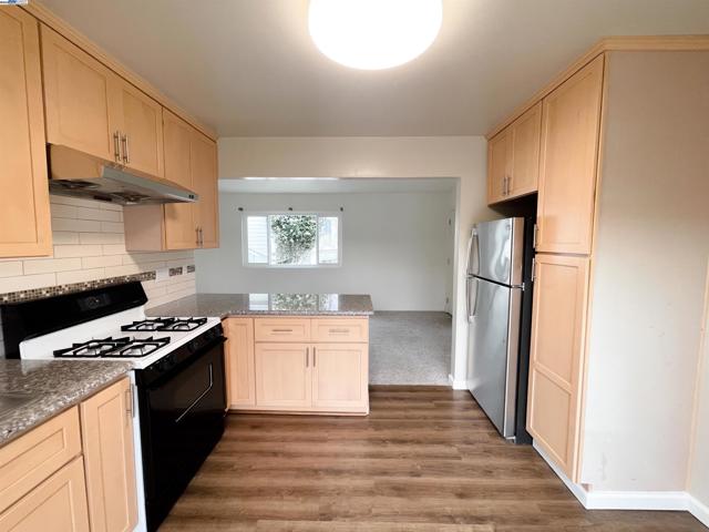 2120 Encinal, Alameda CA: https://media.crmls.org/mediaz/95720e23-265e-4d8c-b38c-7e889f803c5c.jpg