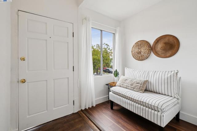 1805 Eagle Ave, Alameda CA: https://media.crmls.org/mediaz/95738cef-fd8f-4470-b75d-d6c96ba3ac5e.jpg