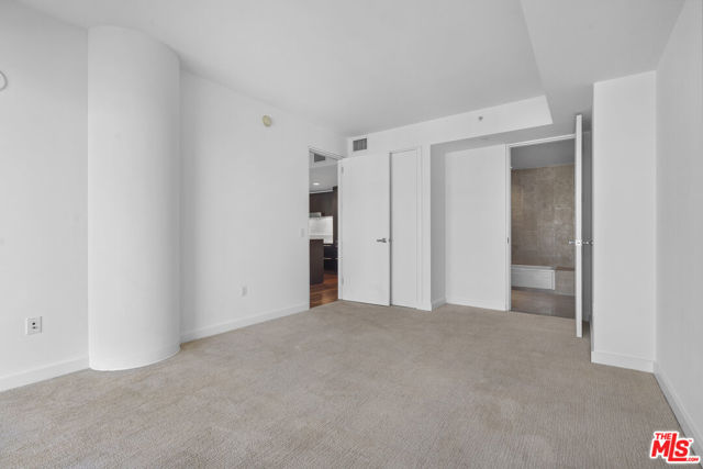 6250 Hollywood Boulevard, Los Angeles CA: https://media.crmls.org/mediaz/95741f14-3114-4ca0-ba03-c28bc8906ce1.jpg