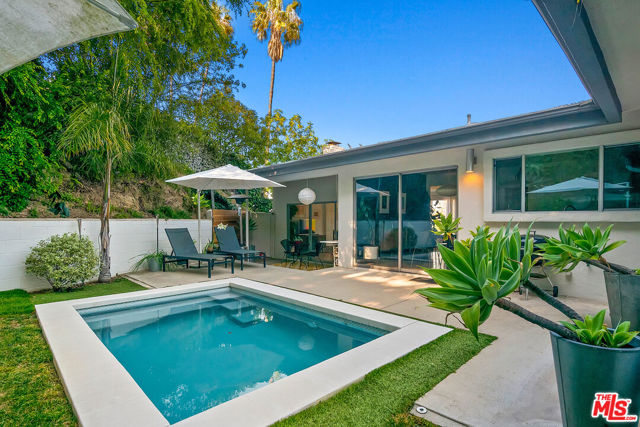 4025 Weslin Avenue, Sherman Oaks CA: https://media.crmls.org/mediaz/95745995-b979-4091-b35f-9431788f87b7.jpg