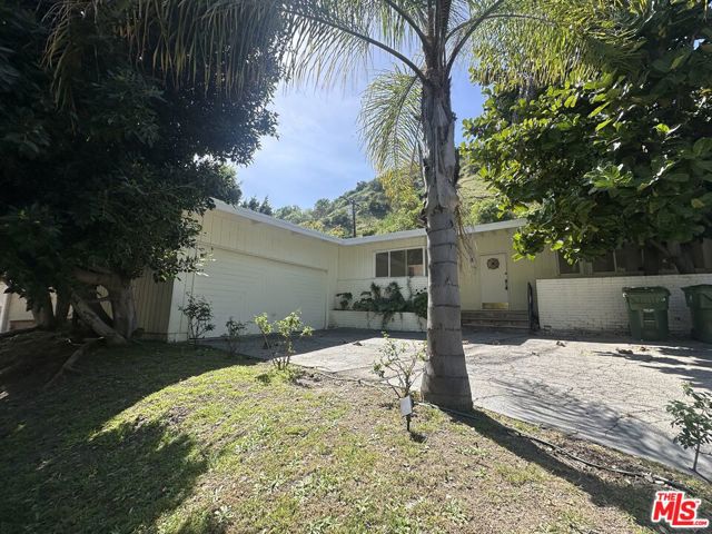 1555 San Ysidro Drive, Beverly Hills CA: https://media.crmls.org/mediaz/9574b131-6d23-4049-8f54-b35623ac4c72.jpg