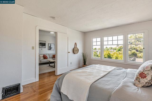 840 E 28th St., Oakland CA: https://media.crmls.org/mediaz/9575cef4-67ec-45d6-a902-2a74ed2f235e.jpg