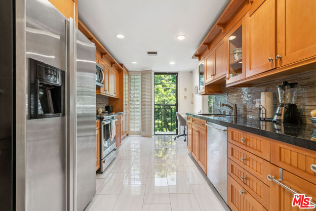 502 San Vicente Boulevard, Santa Monica CA: https://media.crmls.org/mediaz/95763340-a44f-4c43-a4c4-24eff62bb227.jpg