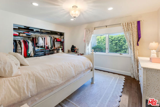 1009 Jeannette Avenue, Thousand Oaks CA: https://media.crmls.org/mediaz/95763c8d-d7e8-40a7-99d8-fc07ceadc83a.jpg