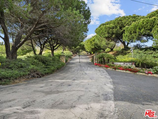 10697 Calle Quebrada, Goleta CA: https://media.crmls.org/mediaz/957653ef-2b3e-442b-9476-3671df2a2e64.jpg