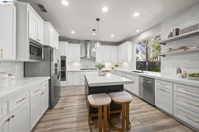 9 Cross Bridge Pl, Danville CA: https://media.crmls.org/mediaz/9576ea8c-8605-44d7-8eca-94f0348ef1d9.jpg