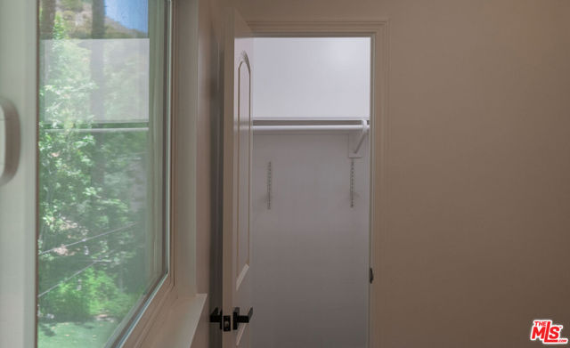 17149 Clemons Drive, Encino CA: https://media.crmls.org/mediaz/9577f5f6-fa23-4cc2-a895-9ca0e7a1732b.jpg