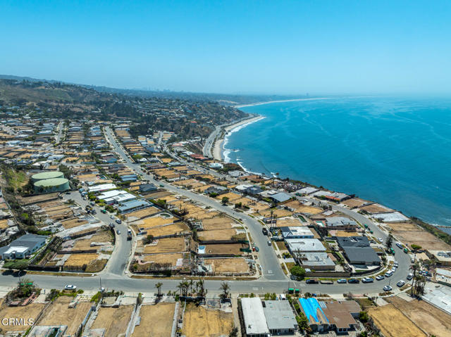 18449 Kingsport Drive, Malibu CA: https://media.crmls.org/mediaz/9578024d-57fa-4d78-ba19-a2823c86cf3b.jpg
