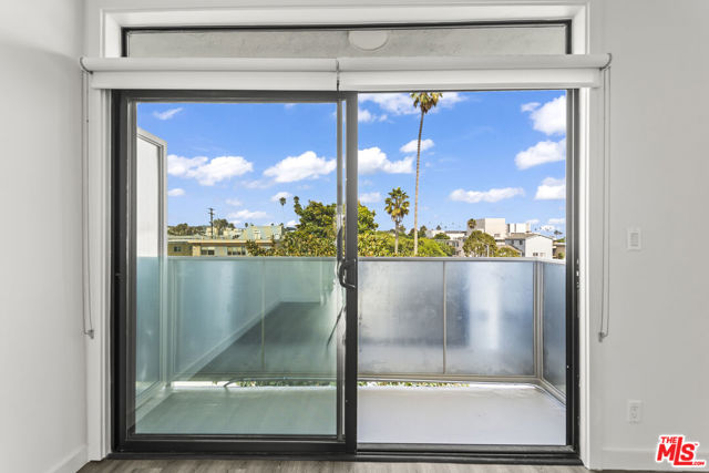 1254 9th Street, Santa Monica CA: https://media.crmls.org/mediaz/9578becd-cb79-4f08-897b-3c56c4f8598e.jpg