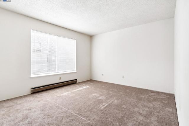 424 Staten Ave, Oakland CA: https://media.crmls.org/mediaz/9578fbf5-0935-41c8-b4f4-76e7ff536f1a.jpg