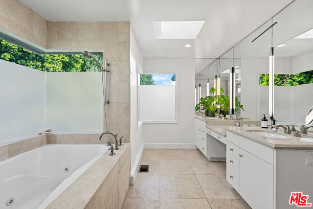 10424 Valley Spring Lane, Toluca Lake CA: https://media.crmls.org/mediaz/9579d330-17b7-46ba-9223-17bebf06abcd.jpg
