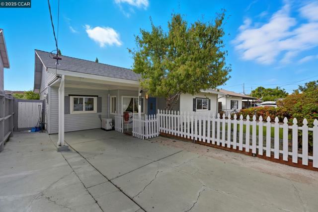 4108 Irene Dr, Martinez CA: https://media.crmls.org/mediaz/9579e6c2-aee7-4af4-975d-4620c433241a.jpg